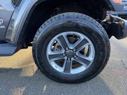 Used 2018 Jeep Wrangler Unlimited Sahara w/ Dual Top Group image 10