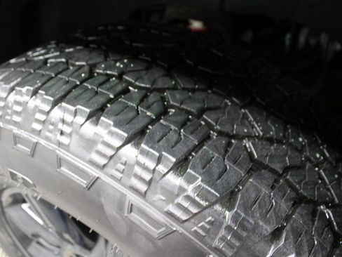 Used 2024 GMC Sierra 2500 AT4 image 7