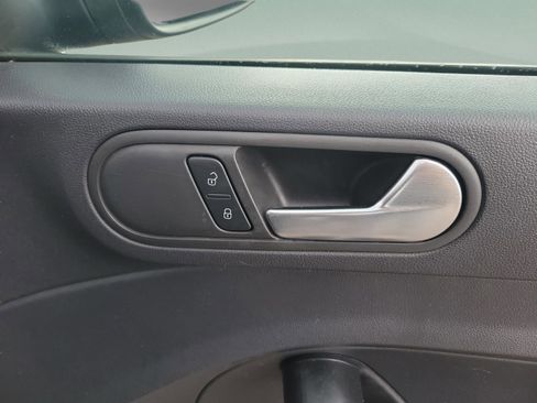 Used 2018 Volkswagen Beetle S image 21