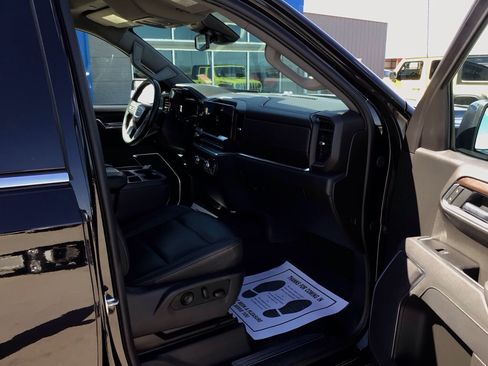 Used 2025 GMC Sierra 1500 SLT AWD/4WD image 17