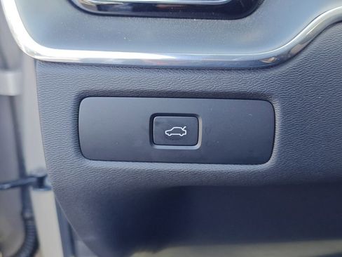 Used 2025 Volvo XC60 B5 Core image 17