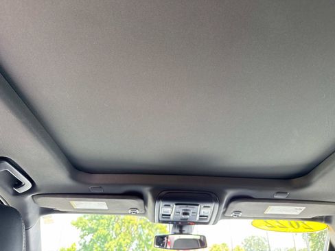 Used 2022 GMC Yukon SLT w/ SLT Premium Package image 18