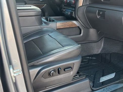 Used 2019 Chevrolet Silverado 1500 High Country w/ Technology Package image 10