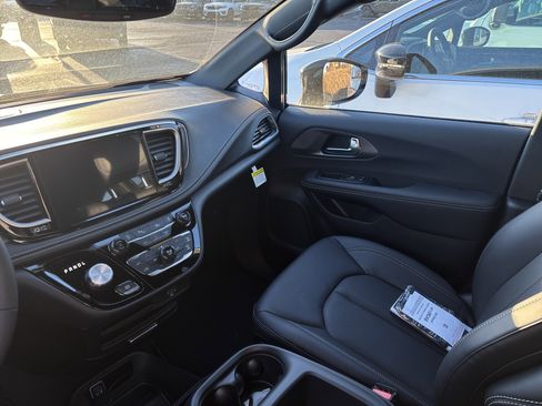 New 2026 Chrysler Pacifica Select image 25