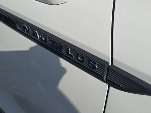 Used 2023 Lincoln Nautilus AWD w/ Premium Package image 9