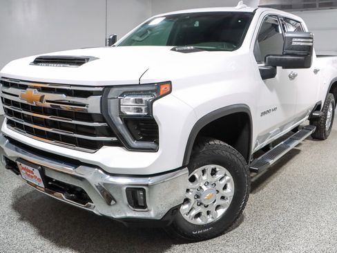 Used 2024 Chevrolet Silverado 2500 LTZ AWD/4WD image 32