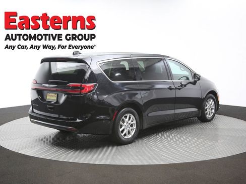 Used 2023 Chrysler Pacifica Touring-L FWD image 42