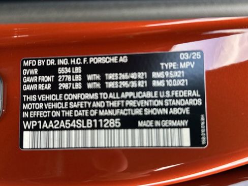 Certified 2025 Porsche Macan AWD/4WD image 26