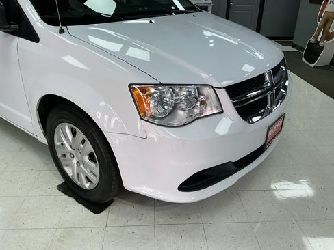 Used 2019 Dodge Grand Caravan SE w/ UConnect Hands-Free Group image 27