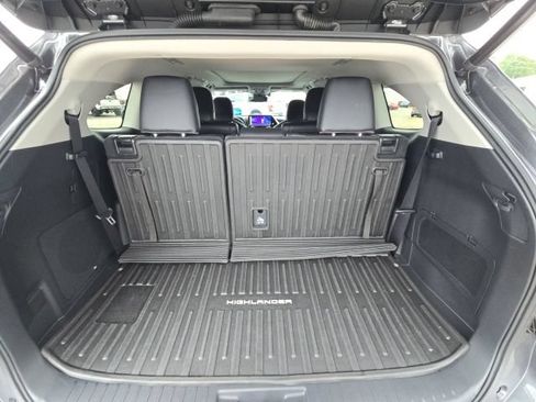 Used 2023 Toyota Highlander Platinum FWD image 13