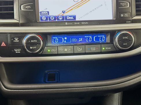 Used 2019 Toyota Highlander SE FWD image 24