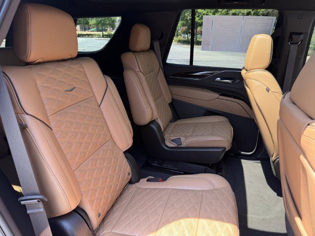 Used 2021 Cadillac Escalade Premium Luxury w/ Performance Package AWD/4WD image 33