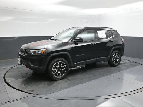 Used 2024 Jeep Compass Trailhawk AWD/4WD image 30