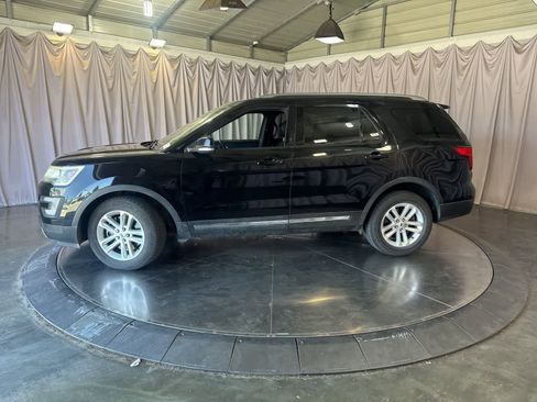 Used 2017 Ford Explorer XLT w/ Equipment Group 201A FWD image 8