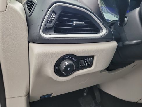 Certified 2024 Chrysler Pacifica Touring-L FWD image 17