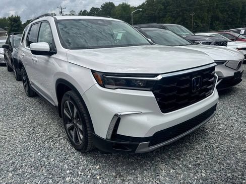 Used 2025 Honda Pilot Touring image 2