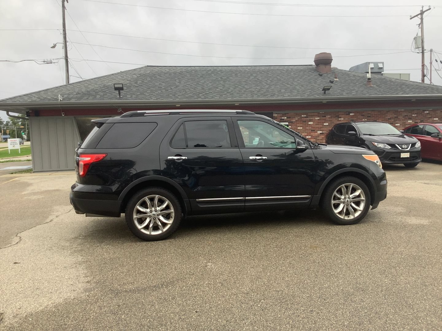 Used 2015 Ford Explorer XLT w/ Equipment Group 202A AWD/4WD image 10
