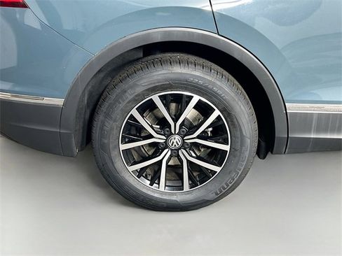 Used 2021 Volkswagen Tiguan SE image 36