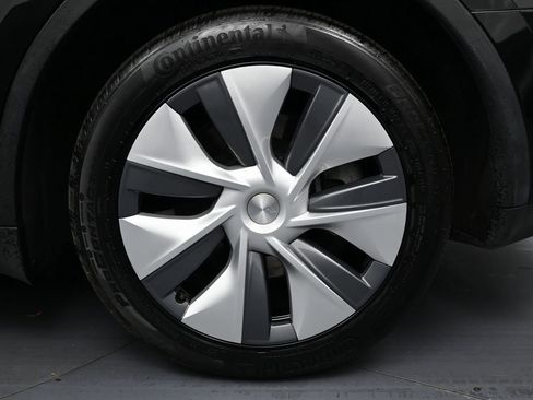 Used 2023 Tesla Model Y Long Range image 11