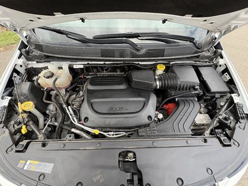 Used 2024 Chrysler Pacifica Touring-L FWD image 13