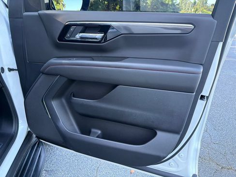 Used 2025 Chevrolet Suburban RST RWD image 14