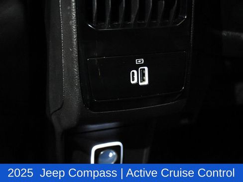 Used 2025 Jeep Compass Latitude w/ Sun & Sound Group AWD/4WD image 29
