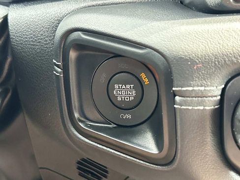 Used 2025 Jeep Wrangler Sahara image 32