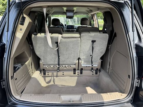 Used 2011 Volkswagen Routan SE FWD image 32