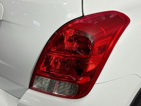 Used 2021 Chevrolet Trax LS w/ Tint and Cruise Package FWD image 32