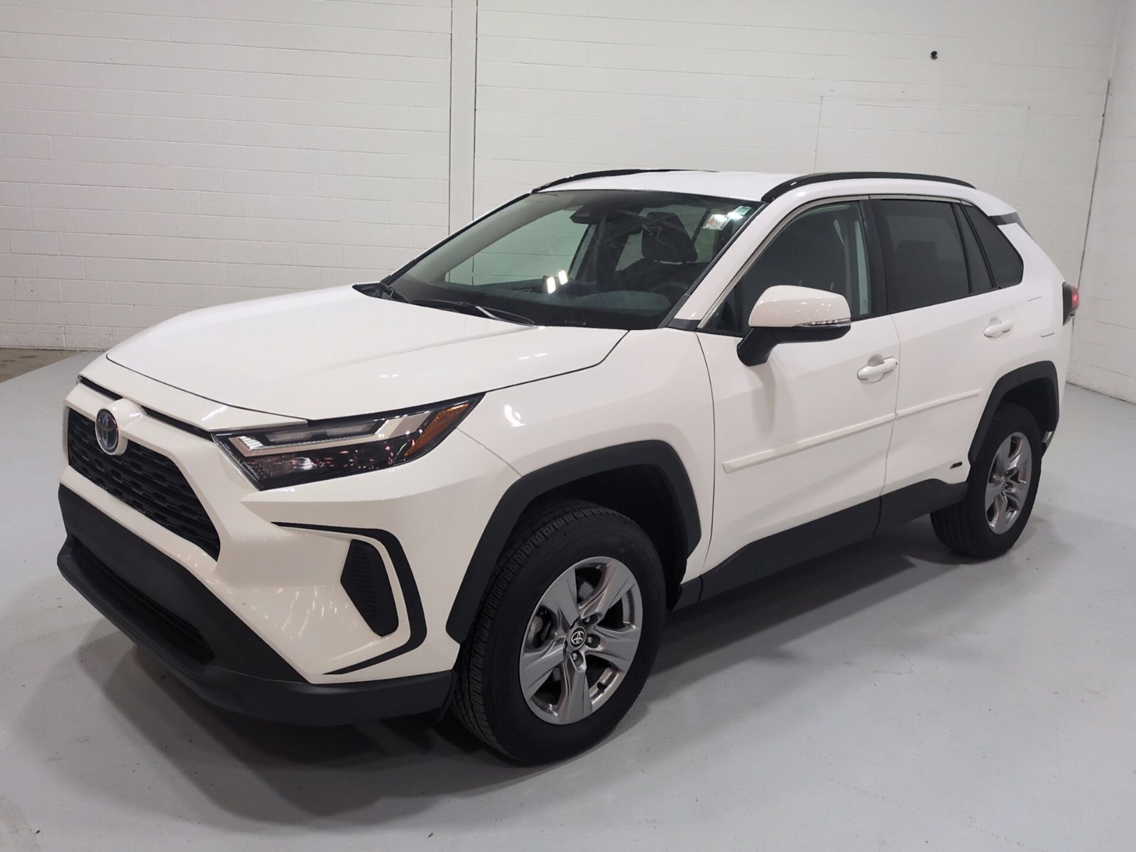Used 2024 Toyota RAV4 XLE AWD/4WD image 8