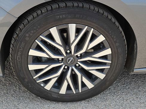 Used 2024 Nissan Altima 2.5 SV FWD image 12