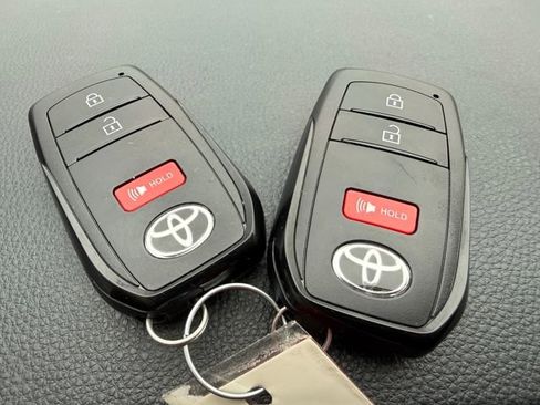 Used 2025 Toyota Tacoma SR5 image 29