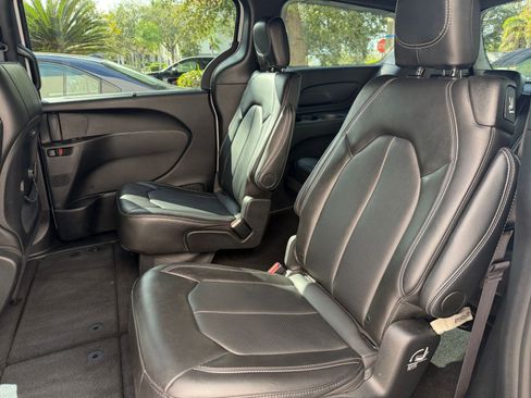 Used 2025 Chrysler Pacifica Select image 22