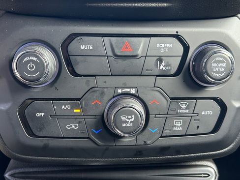 Used 2023 Jeep Renegade Latitude w/ Premium Group AWD/4WD image 23