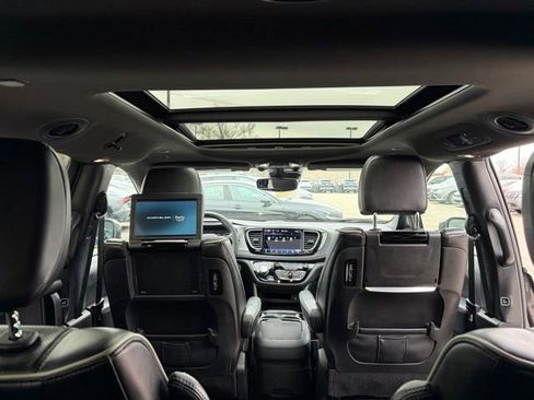 Used 2022 Chrysler Pacifica Limited w/ Uconnect Theater Family Group FWD image 20