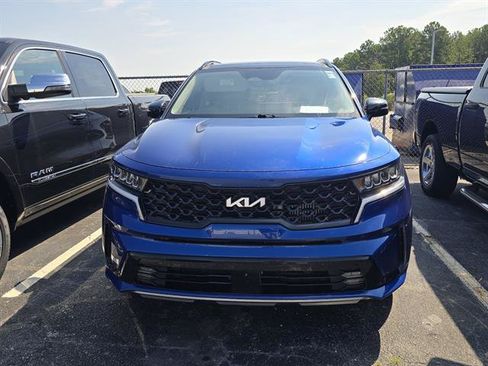 Used 2022 Kia Sorento EX w/ Panoramic Sunroof Package FWD image 2