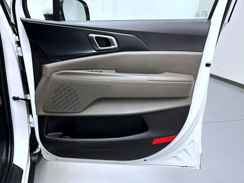 Used 2025 Kia Carnival FWD image 16