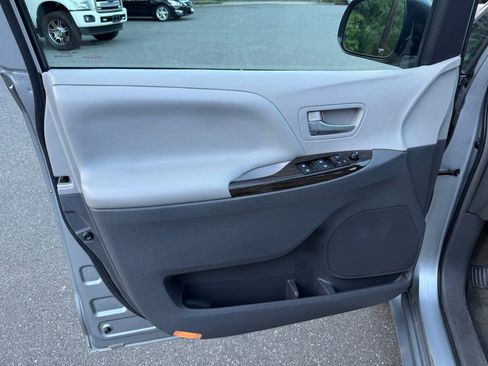 Used 2015 Toyota Sienna XLE w/ XLE Navigation Package FWD image 11