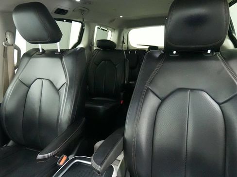Used 2017 Chrysler Pacifica Touring-L Plus FWD image 14