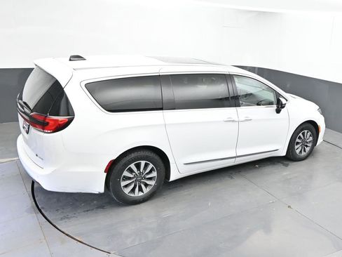 Used 2023 Chrysler Pacifica Limited FWD image 43