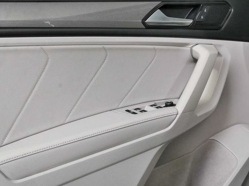Certified 2023 Volkswagen Tiguan SE w/ Panoramic Sunroof Package FWD image 9