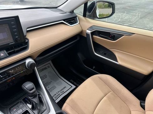 Used 2020 Toyota RAV4 LE image 5