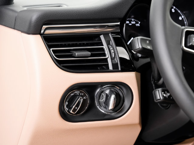 Certified 2026 Porsche Macan AWD/4WD image 10