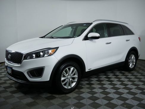 Used 2017 Kia Sorento LX w/ LX Convenience Package image 4