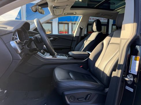Used 2023 Audi Q8 Premium image 11