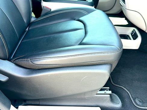 Used 2024 Chrysler Pacifica Touring-L FWD image 27