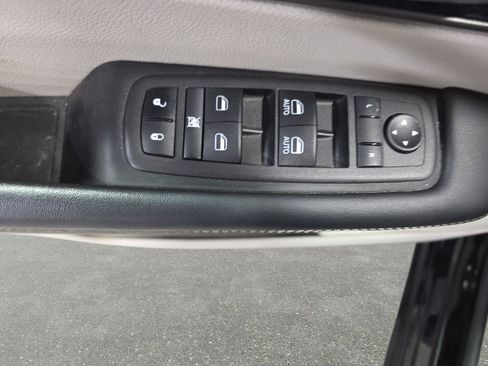 Used 2024 Chrysler Pacifica Touring-L FWD image 27