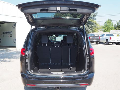 New 2026 Chrysler Pacifica Limited w/ Uconnect Theater Family Group image 7
