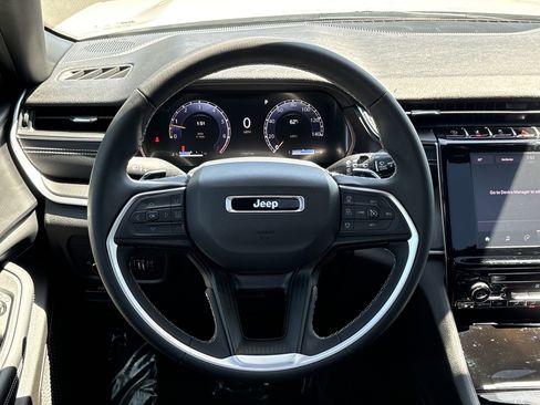 Used 2025 Jeep Grand Cherokee Laredo X image 21