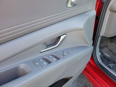 Used 2025 Hyundai Elantra SEL image 18